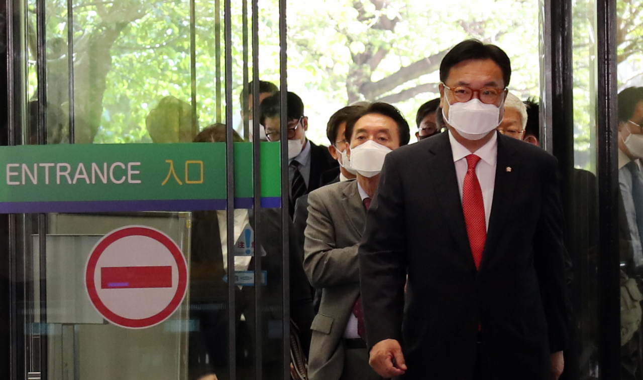 Rep. Chung Jin-suk of the People Power Party, who led the seven-member delegation, enters the Japanese Ministry of Foreign Affairs to meet with Japanese Foreign Minister Yoshimasa Hayashi on Monday morning. (Yonhap)