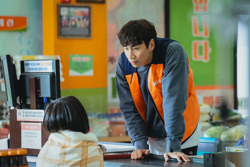 Lee Kwang-soo takes on the role of supermarket cashier Dae-sung in 