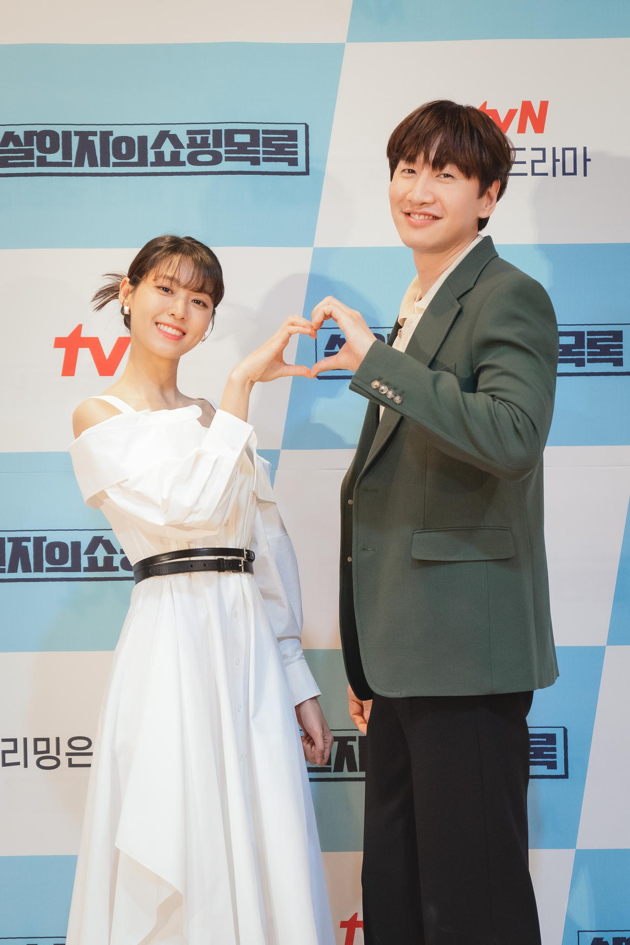 Actors Kim Seol-hyun (left) and Lee Kwang-soo pose for photos ahead of an online press conference for “The Killer's Shopping List” on Monday.  (tvN)
