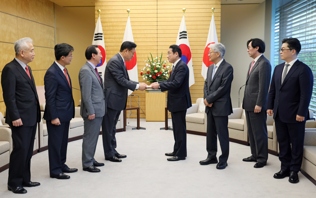 Rep. Chung Jin-suk (center left) of the conservative People Power Party leading President-elect Yoon Suk-yeol’s policy consultation delegation to Japan, delivers a personal letter from Yoon to Japanese Prime Minister Fumio Kishida (center right) during their meeting held at the prime minister’s official residence in Tokyo on Tuesday. (Yonhap)