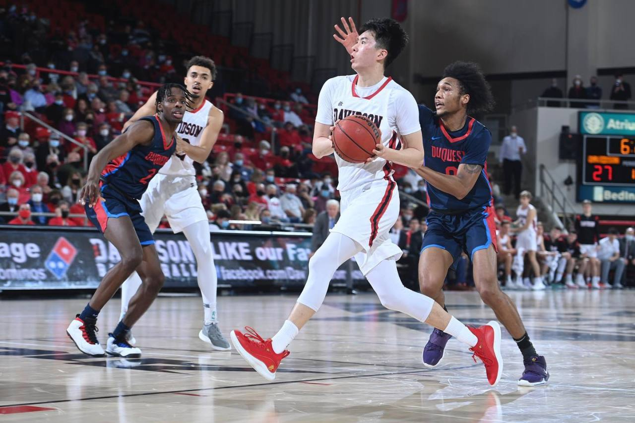 Davidson College’s Lee Hyun-jung (holding the basketball) drives to the basket during a NCAA Division 1 game against Duquesne in Pittsburgh, Pennsylvania on Feb. 16. (Davidson Wildcats)