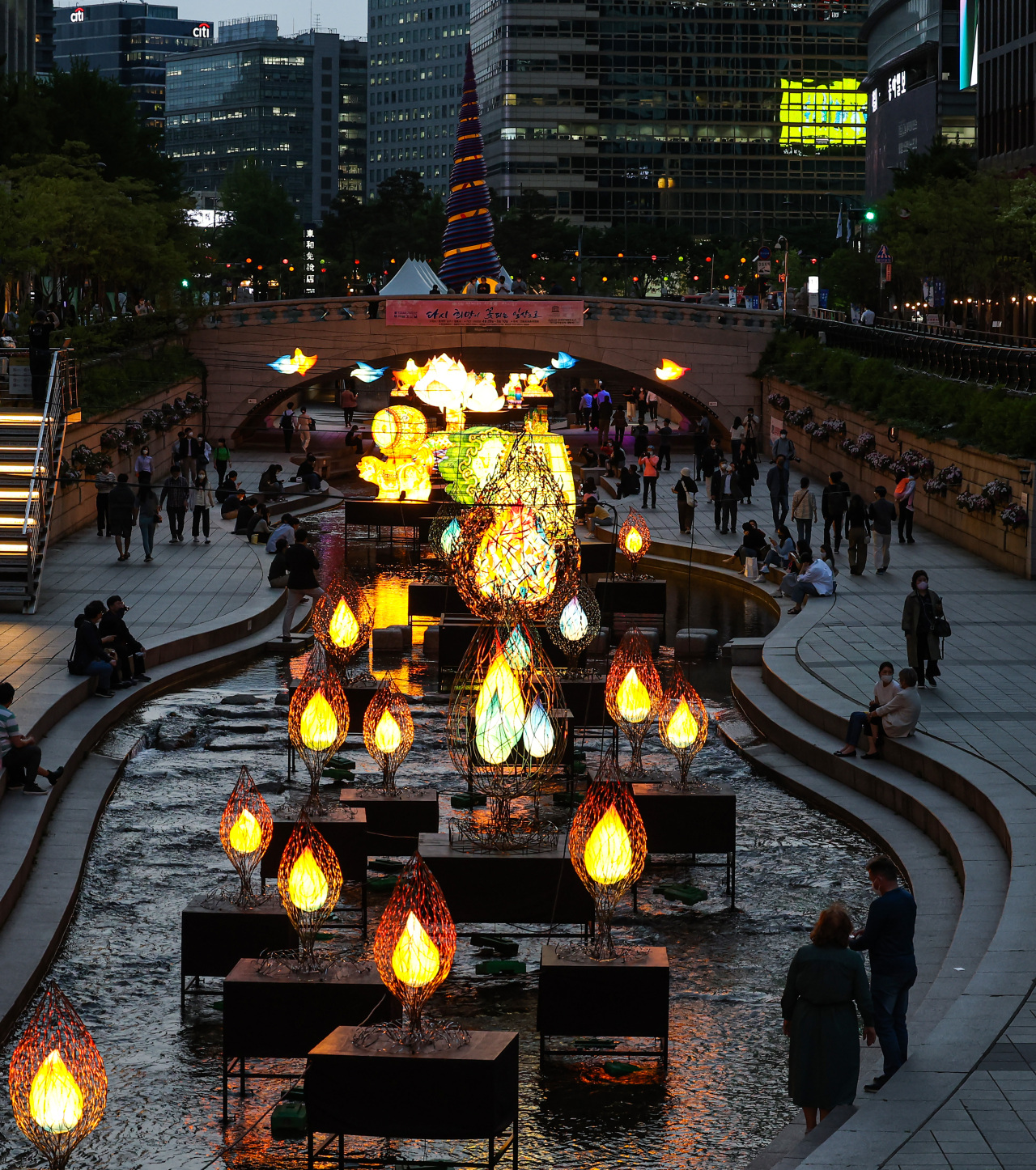 “Exhibition of Traditional Lanterns” at Cheonggye Stream, central Seoul, is seen on Tuesday evening. (Yonhap)