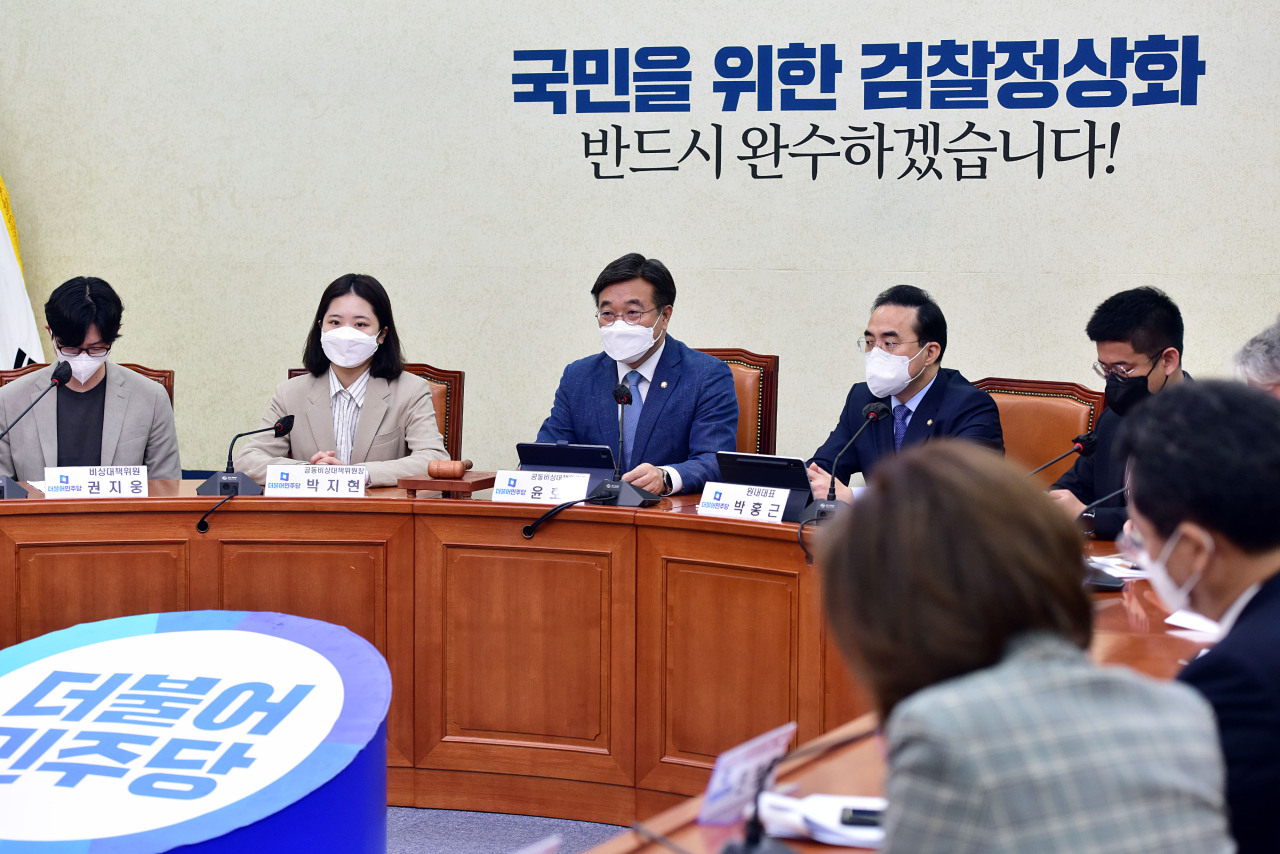 Members of the emergency steering committee of the Democratic Party of Korea are in a meeting held Friday at the National Assembly in Yeouido, western Seoul. (Joint Press Corps)