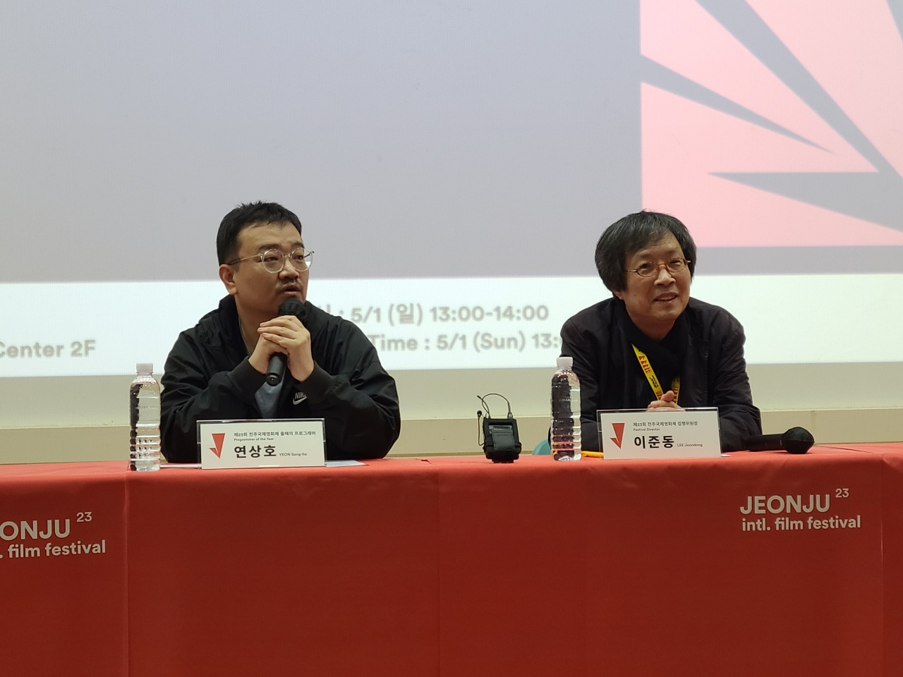 Director Yeon Sang-ho (left) and Jeonju International Film Festival director Lee Joon-dong talk during a press conference for “J Special: Programmer of the Year” held at the Jeonju Jungbu Vision Center in Jeonju , North Jeolla Province, on Sunday.  (Song Seung-hyun/The Korea Herald)