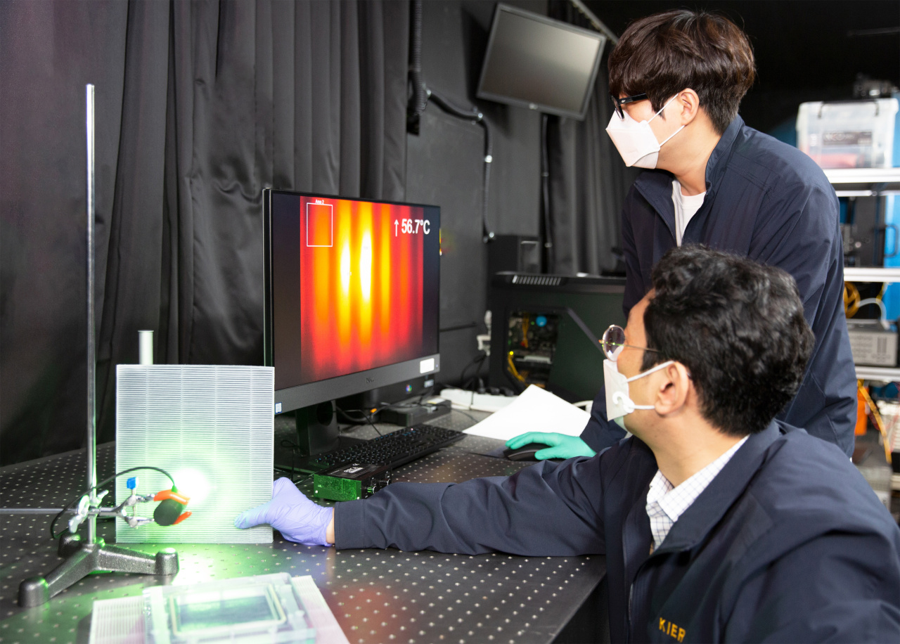 Researchers at the Korea Institute of Energy Research test thermal performance of photothermal-effect-based high efficiency particulate air filters (Korea Institute of Energy Research)