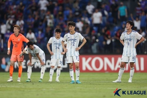 Ulsan Hyundai FC players react to their 2-1 loss to Johor Darum Ta'zim in the clubs' Group I match at the Asian Football Confederation Champions League at Sultan Ibrahim Stadium in Johor Bahru, Malaysia, on Monday, in this photo provided by the Korea Professional Football League. (Yonhap)
