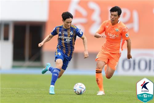 Um Won-sang of Ulsan Hyundai FC (L) tries to dribble past Kim Young-bin of Gangwon FC during the clubs' K League 1 match at Gangneung Stadium in Gangneung, 240 kilometers east of Seoul, on Sunday, in this photo provided by the Korea Professional Football League. (KPFL)