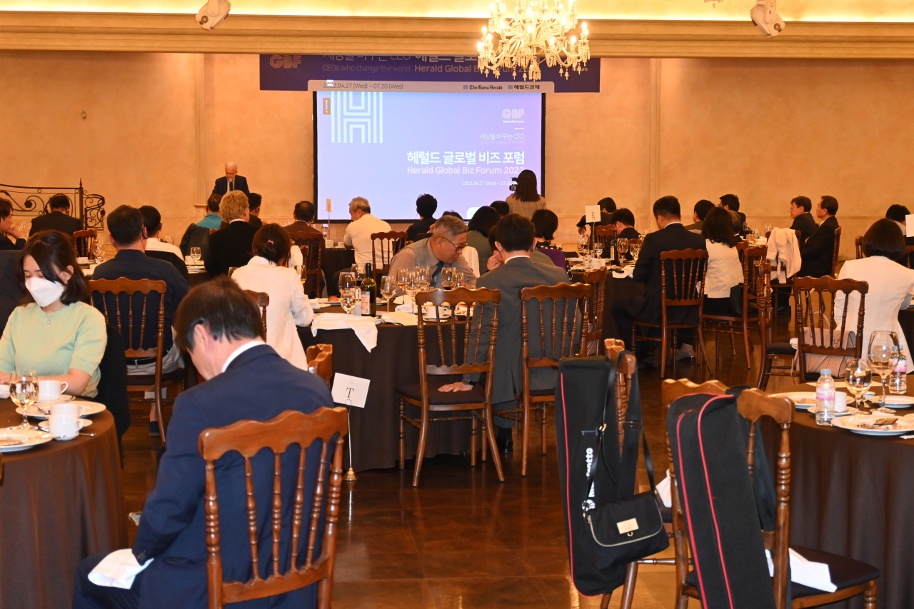 Mercoledì, alla seconda sessione del Korea Herald Global Biz Forum a Gangnam-Quil, Seoul, l'Ambasciatore italiano Fyla ha parlato delle opportunità post-Kovit in Italia.  (Sanjay Kumar / L'araldo della Corea)