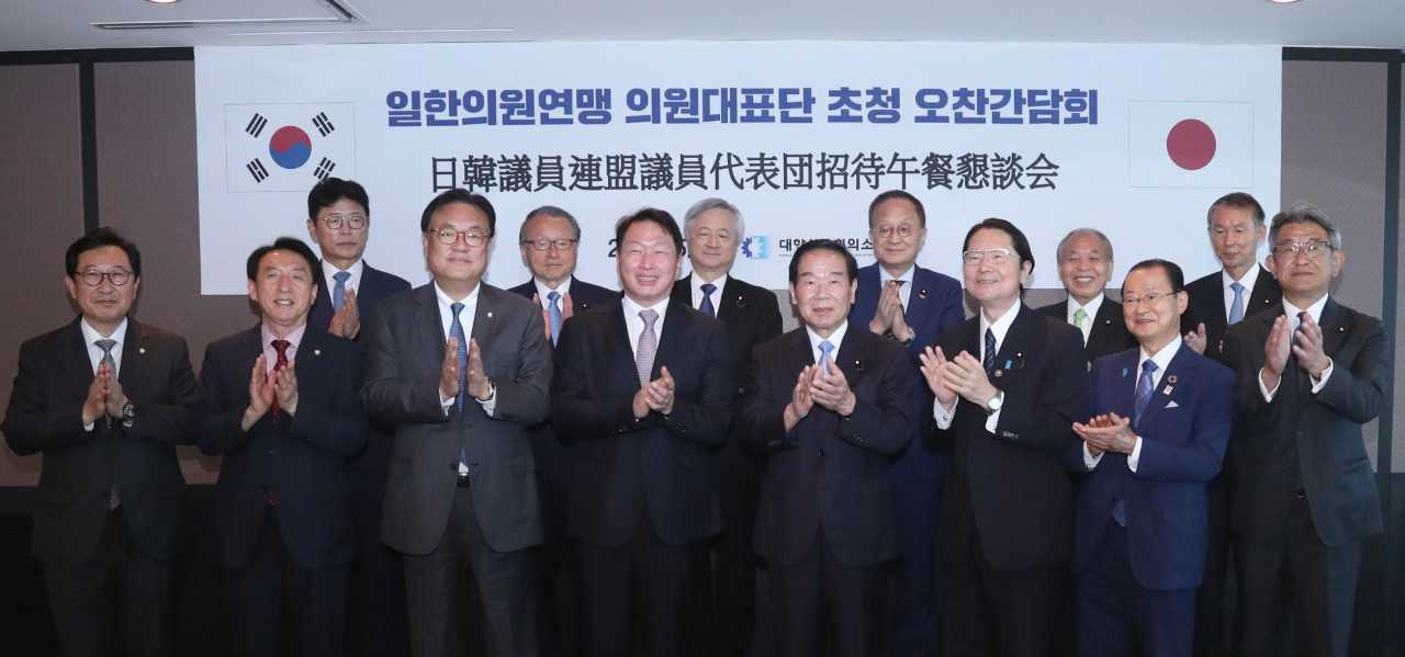 Korea Chamber of Commerce and Industry Chairman Chey Tae-won (forth from left in the front row) applaud after a luncheon with visiting Japanese lawmakers in Seoul on Wednesday. On his right is Rep. Chung Jin-suk of the People Power Party and on the left is Fukushiro Nukaga, chairman of the Japan-Korea Parliamentarians’ Union. (KCCI)