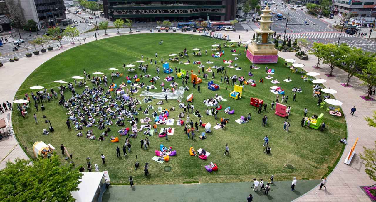 People gather at the Seoul Library Plaza on April 23 to read a book at Seoul Plaza. (Seoul Metropolitan Government)