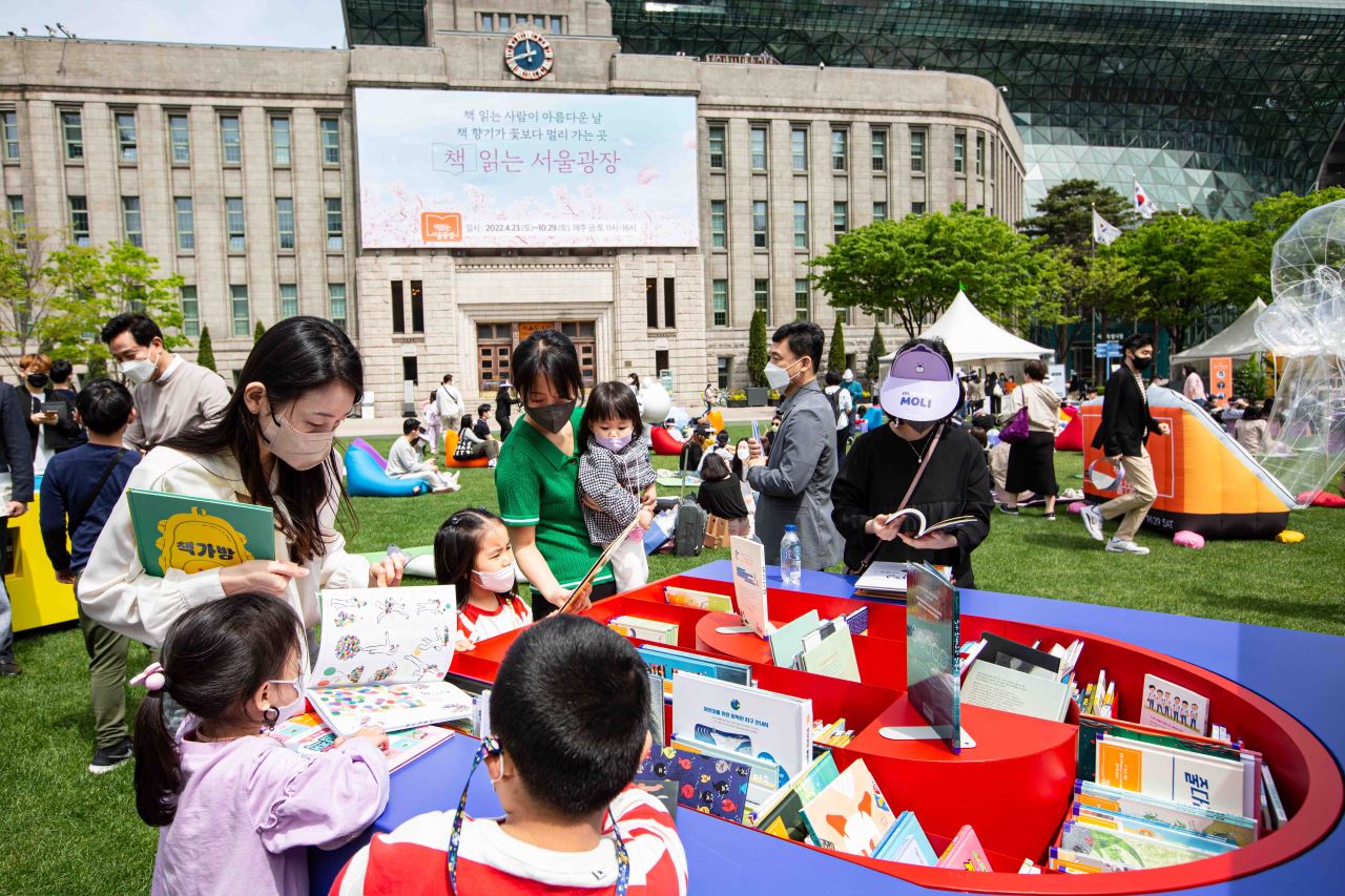 People gather at the Seoul Library Plaza on April 23 to read a book at Seoul Plaza. (Seoul Metropolitan Government)