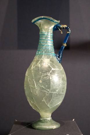 Una jarra romana de vidrio con forma de fénix hecha en Siria, designada como Tesoro Nacional No. 193, excavada en 1975 en Hwangnamdaechong del siglo V, la tumba real más grande de Silla, en Gyeongju, provincia de Gyeongsang del Norte, está en exhibición en el Museo Nacional de Corea, en Seúl.  Foto © Hyungwon Kang