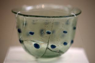 Una cristalería romana del período Silla se exhibe en el Museo Nacional de Corea en Seúl.