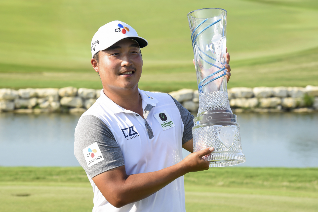 In this Getty Images photo, Lee Kyoung-hoon of South Korea poses with the champion's trophy after winning the AT&T Byron Nelson at TPC Craig Ranch in McKinney, Texas, on Sunday. (Yonhap)