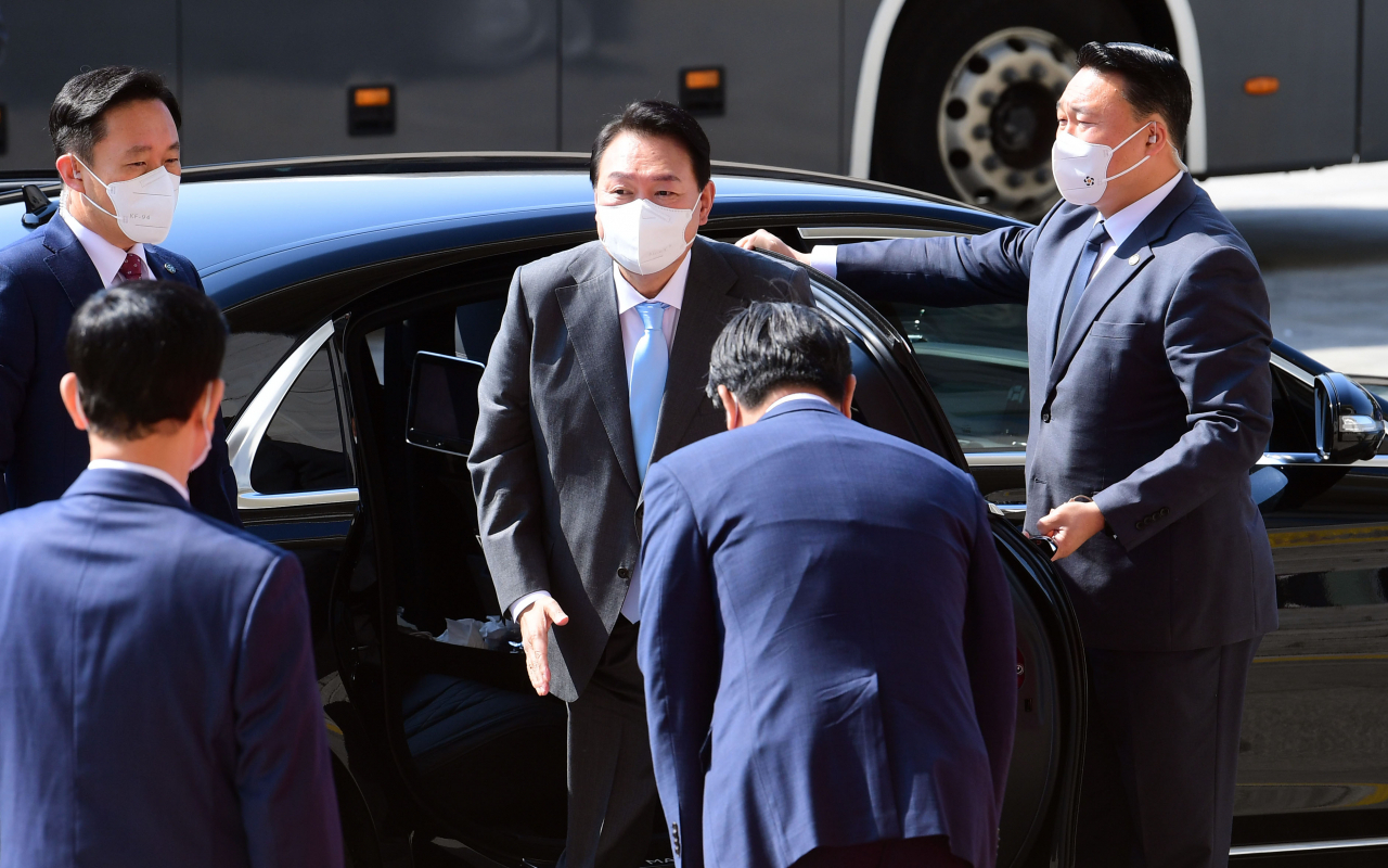 President Yoon Suk-yeol arrives at the National Assembly in Seoul to deliver his first budget speech on Monday. (Yonhap)