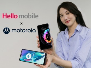 A model shows Motorola 5G phones. (LG Hellovision)