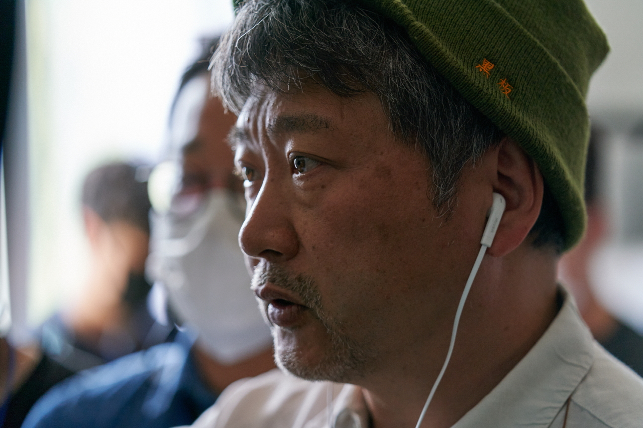 일본 감독 쿠리다 히로카즈가 한국 배우들을 연출하는 영화 브로커의 스틸 이미지.  (CJ-ENM)