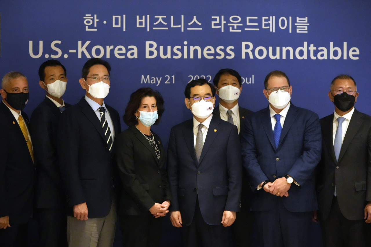 US Secretary of Commerce Gina Raimondo (fourth from left), and South Korean Minister of Trade, Industry and Energy Lee Chang-yang (fifth from left) pose with business leaders in Seoul, South Korea, Saturday. (AP-Yonhap)