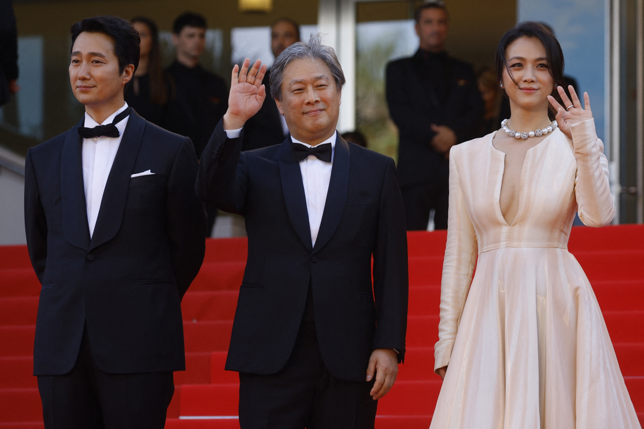 In this Reuters photo, Korean director Park Chan-wook (C) and cast members Park Hae-il (L) and Tang Wei (R) arrive for the screening of 