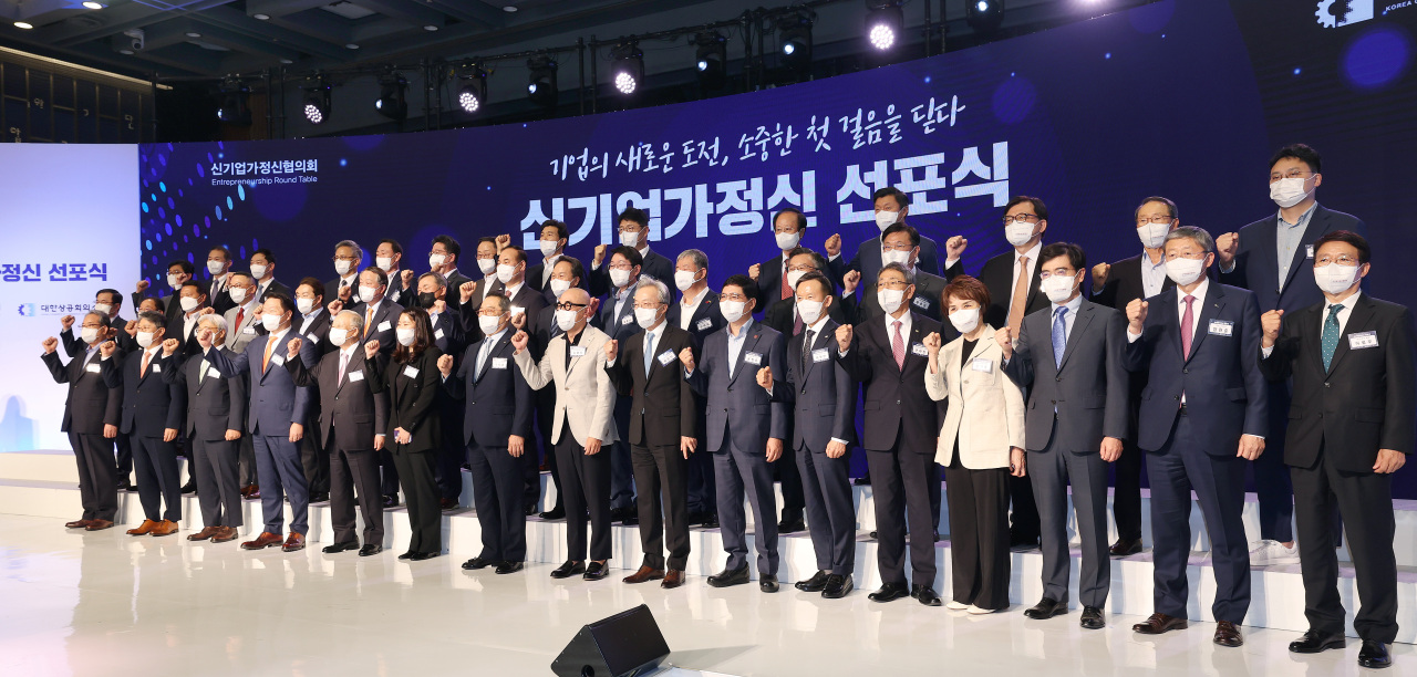 Business leaders pose at a ceremony celebrating the declaration of the New Entrepreneurship initiative at the headquarters of the Korea Chamber of Commerce and Industry in central Seoul on Tuesday. (Yonhap)