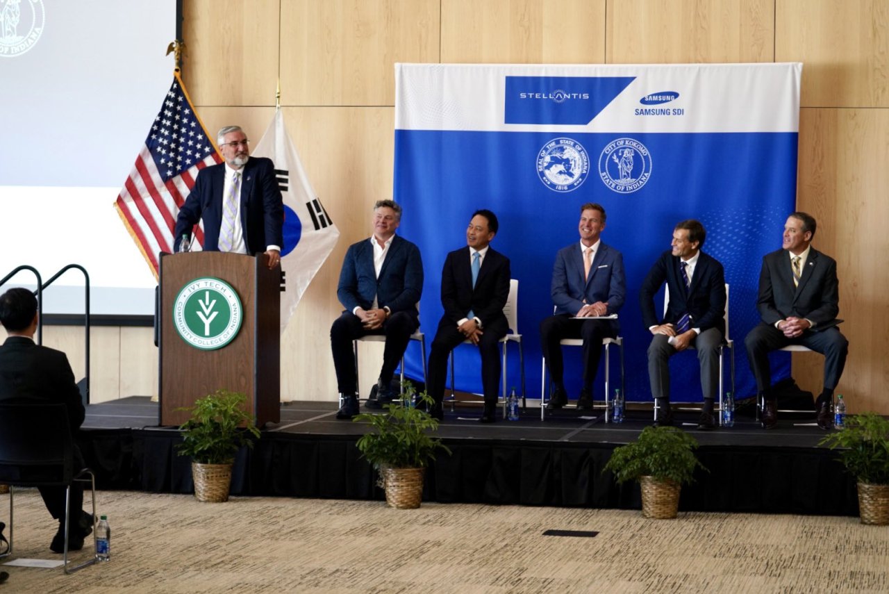 Indiana Gov. Eric Holcomb (first from left) delivers a speech during the signing ceremony held at Ivy Tech Community College Kokomo in Indiana, US, Tuesday. (Courtesy of Eric Holcomb‘s Twitter account)