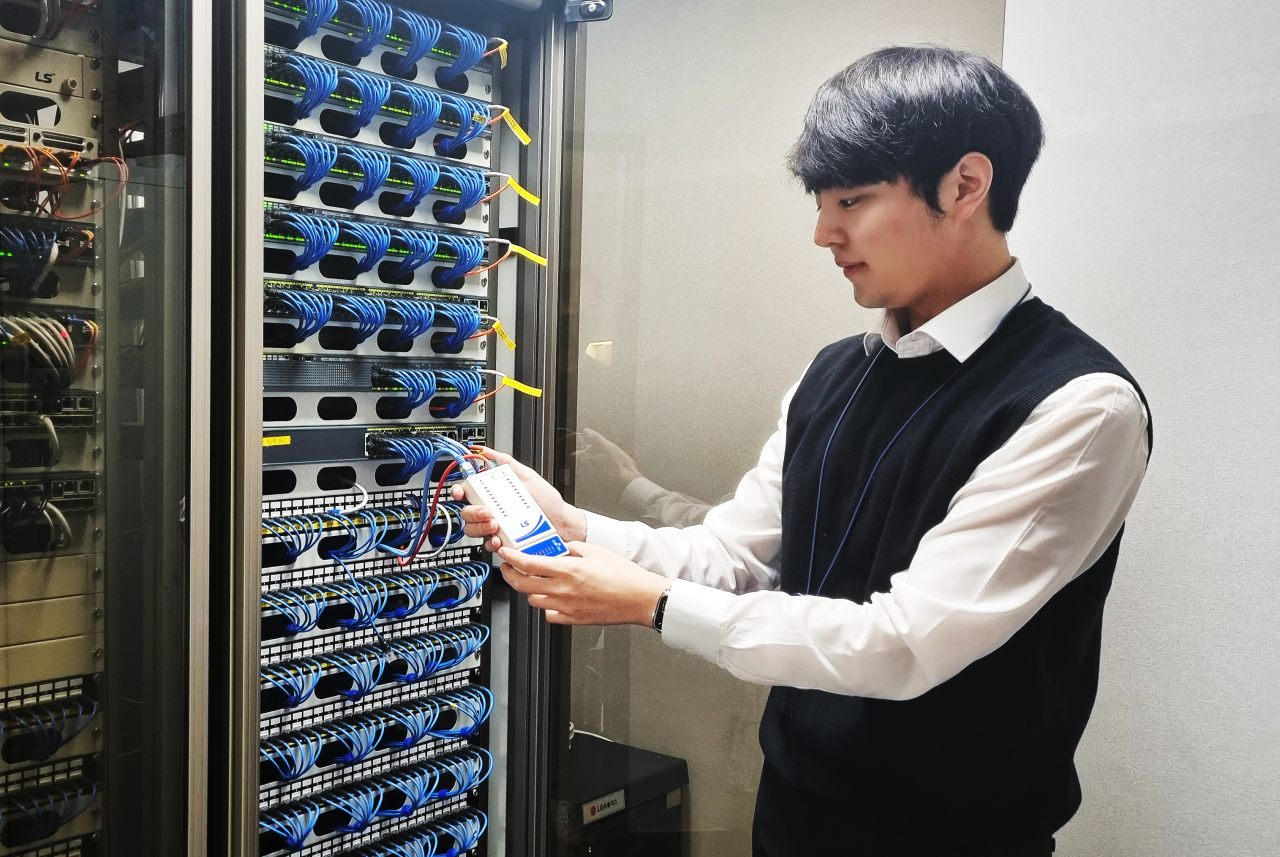 A LS Cable & System employee tests LAN cables using the testing device launched by LS Cable and Kangwon Electronics. (LS Cable & System)