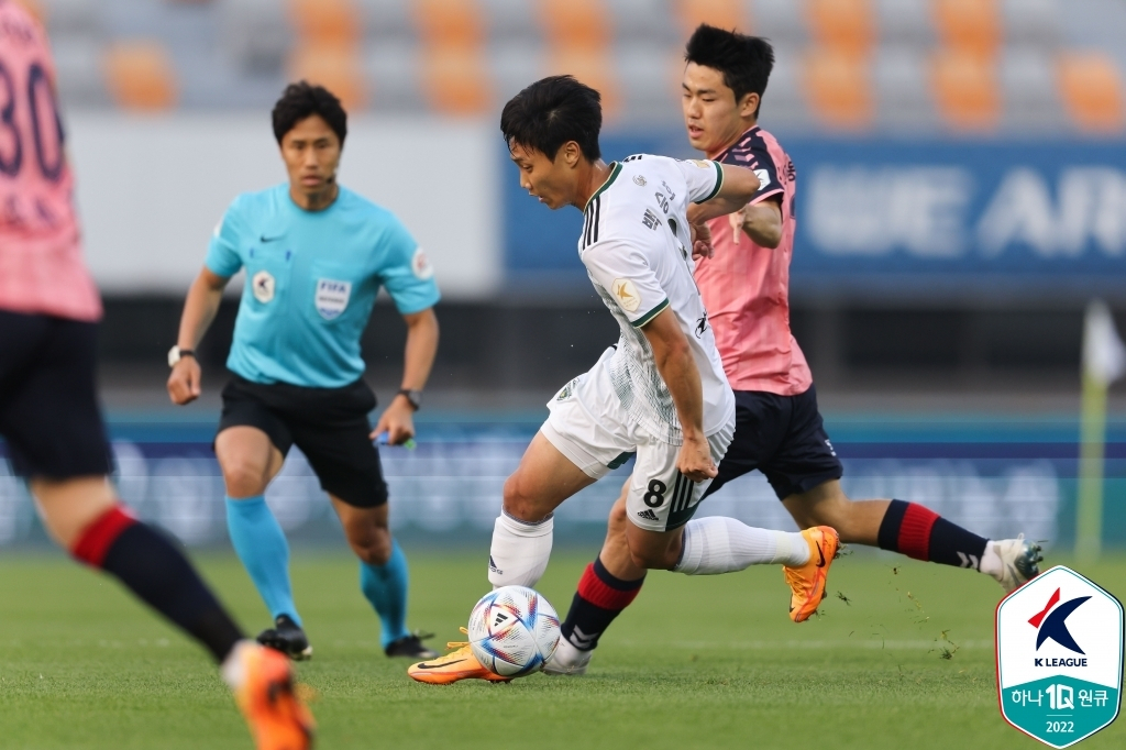Paik Seung-ho of Jeonbuk Hyundai Motors (C) is in action against Suwon FC during the clubs' K League 1 match at Suwon Stadium in Suwon, 45 kilometers south of Seoul, on Sunday, in this photo provided by the Korea Professional Football League. (KPFL)