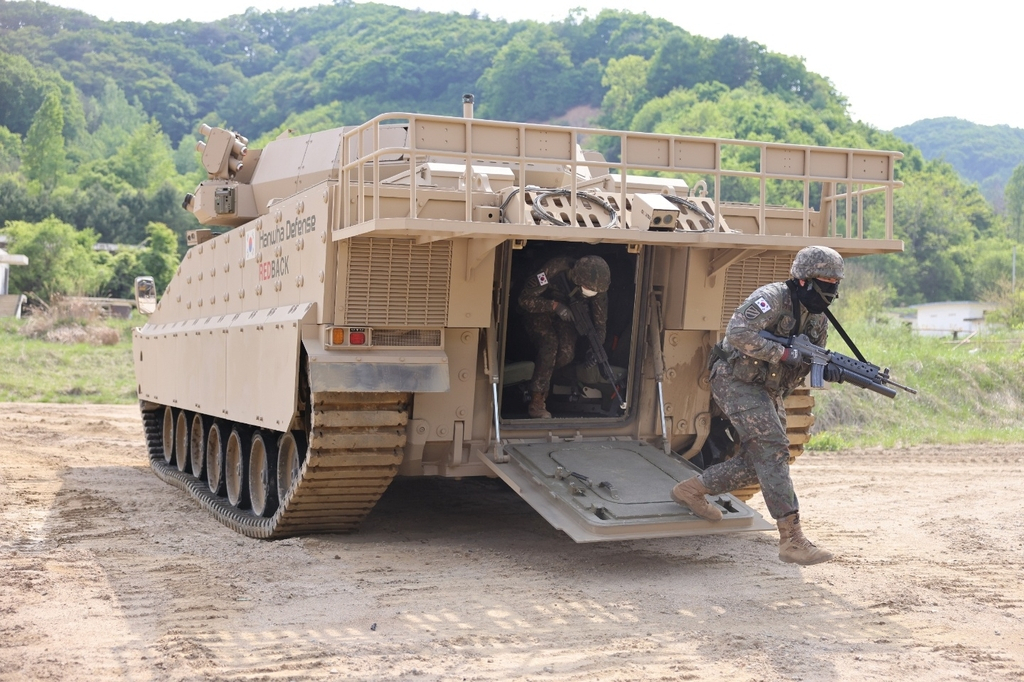 Troops dismount from the Redback armored vehicle during a field demonstration at the 11th Maneuver Division in Hongcheon, 102 kilometers east of Seoul, last Friday, in this photo released by Hanwha Defense. (Hanwha Defense)