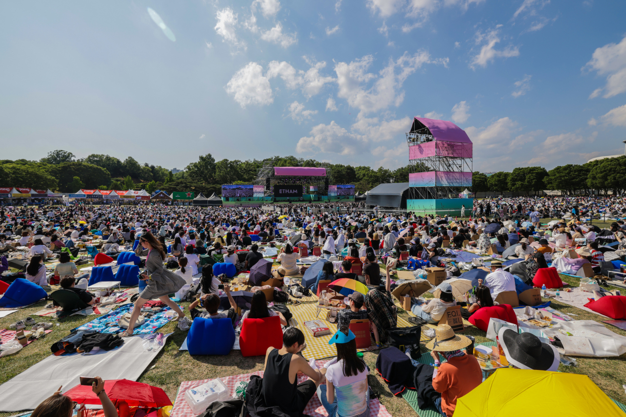 People watch stage performances at Seoul Jazz Festival at the Olympic Park’s 88 Jandi Madang, in southeastern Seoul, on Friday. (Seoul Jazz Festival)