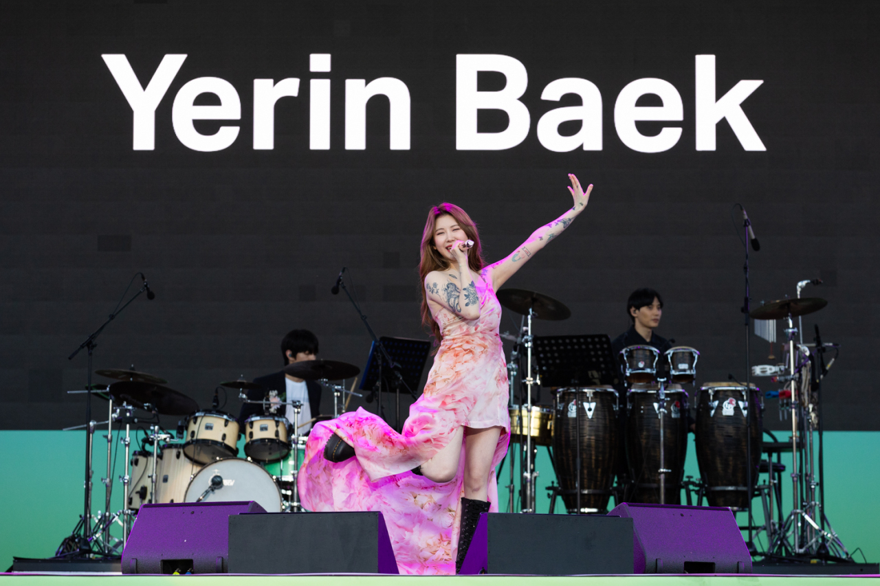 On Friday, singer Baek Ye-rin performs on stage at the Seoul Jazz Festival at 88 Jandi Madang in Olympic Park in southeast Seoul.  (Seoul Jazz Festival)