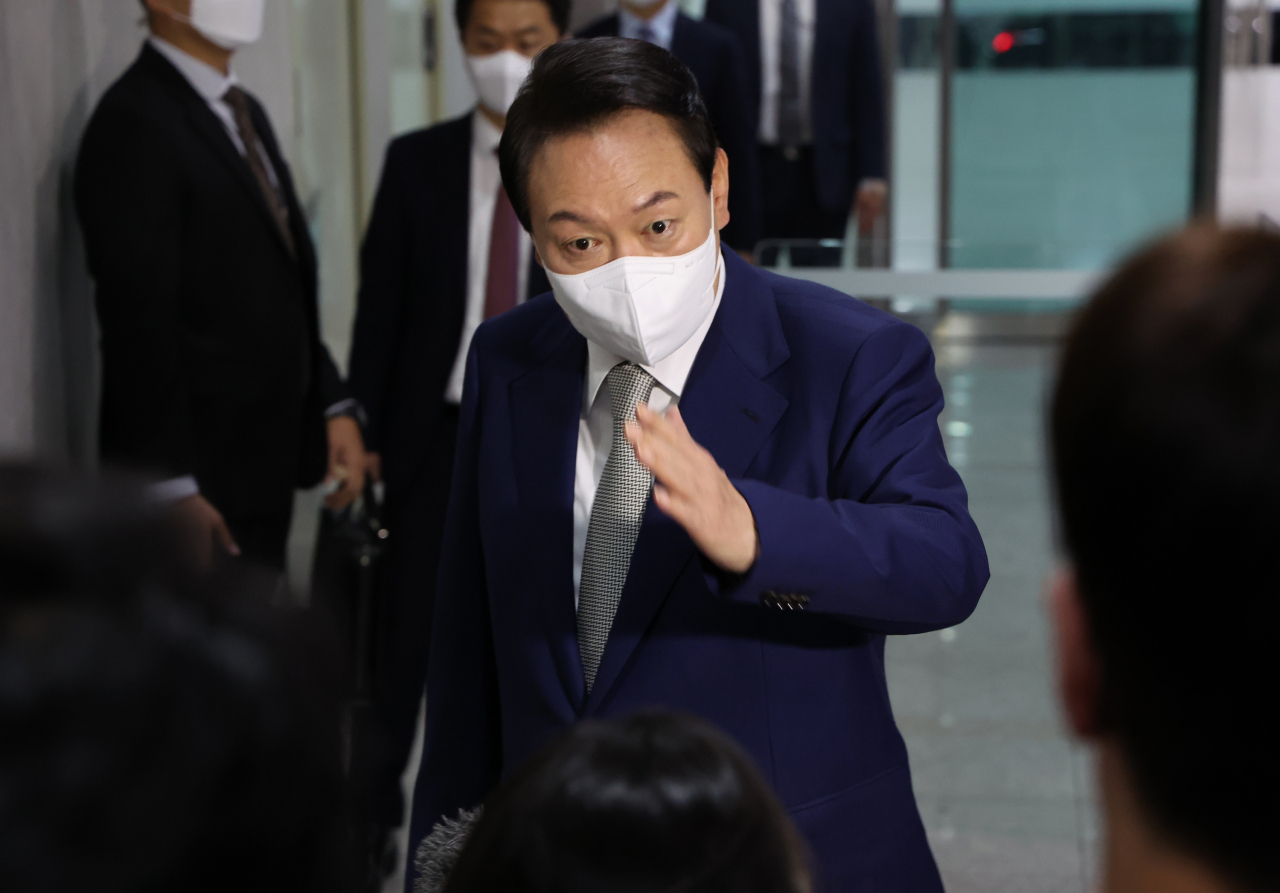 President Yoon Suk-yeol answers reporters' questions upon arriving for work at the presidential office in Seoul on Monday. (Yonhap)