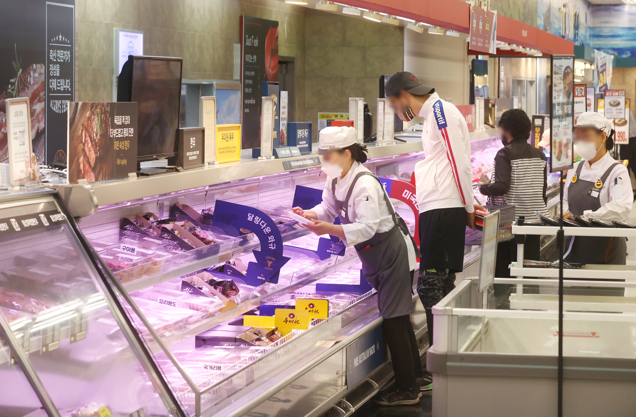 This photo, taken last Monday, shows citizens shopping for groceries at a discount store in Seoul amid rising inflation. (Yonhap)