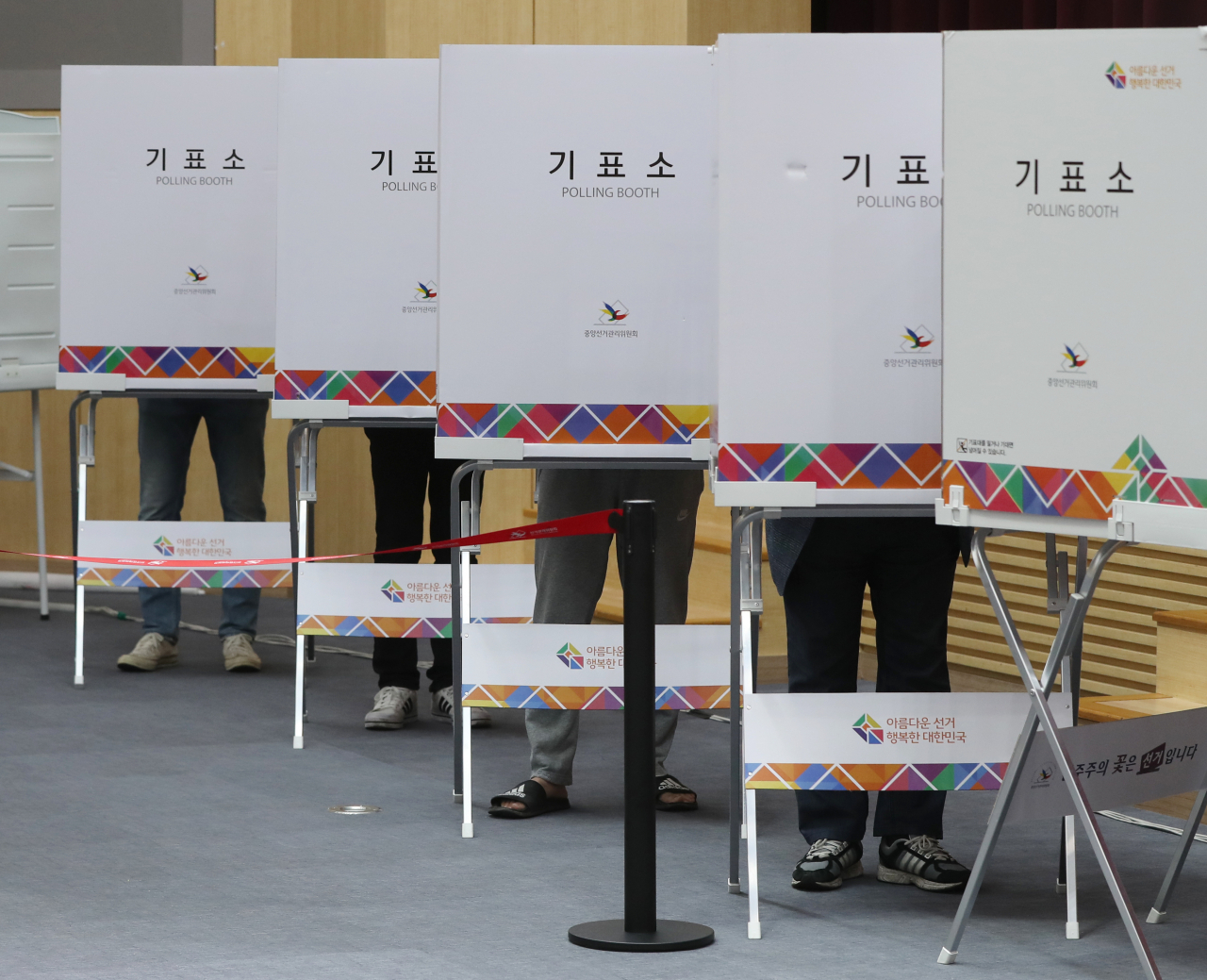 Voters mark ballots at polling booths at a voting center in Ulsan last Friday, the first day of two-day early voting for the June 1 local elections and parliamentary by-elections. (Yonhap)