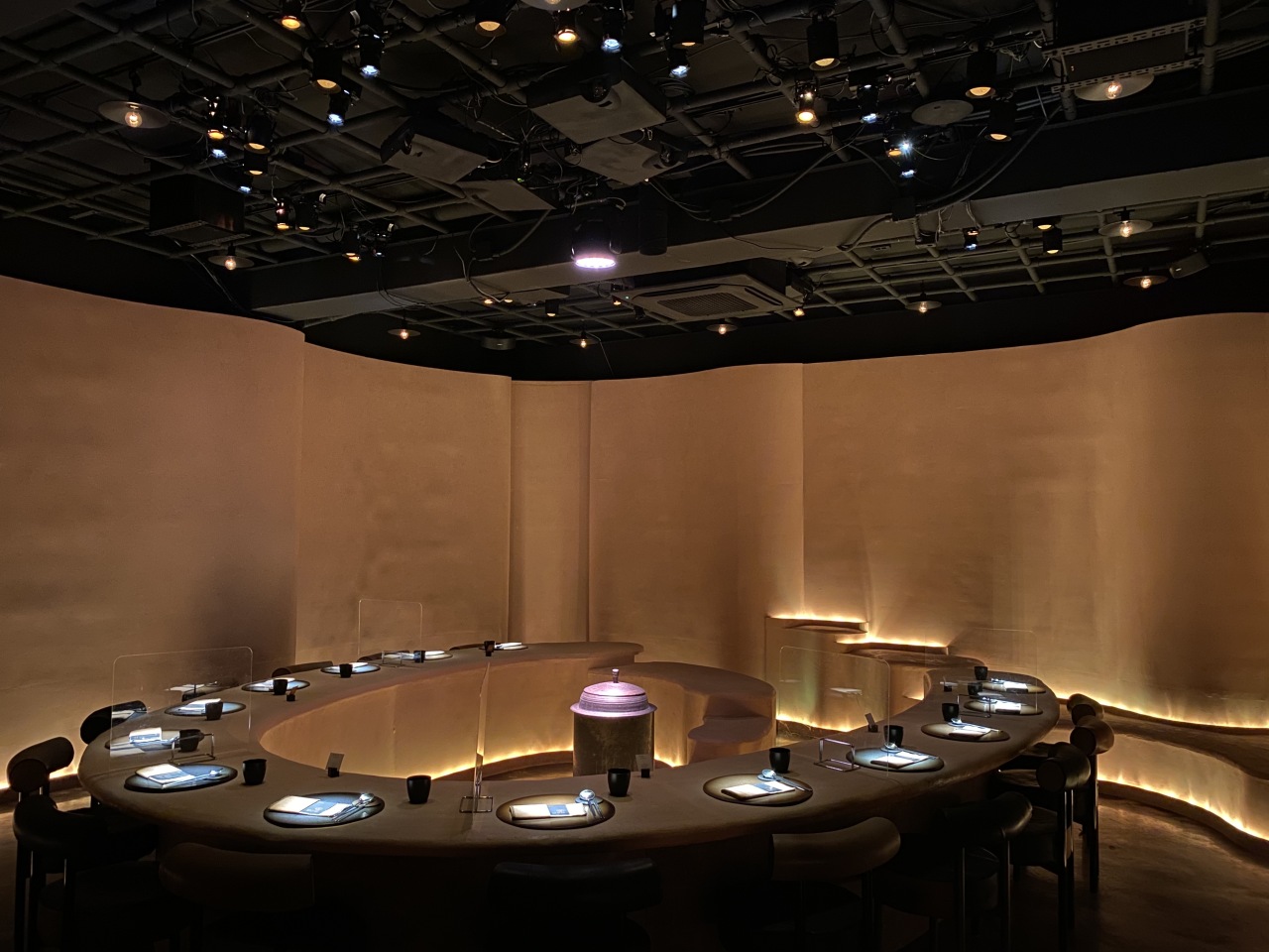 The main dining area at Haenyeo’s Kitchen has a cozy atmosphere, with seats and tables that resemble sea waves. (Kim Hae-yeon/ The Korea Herald)