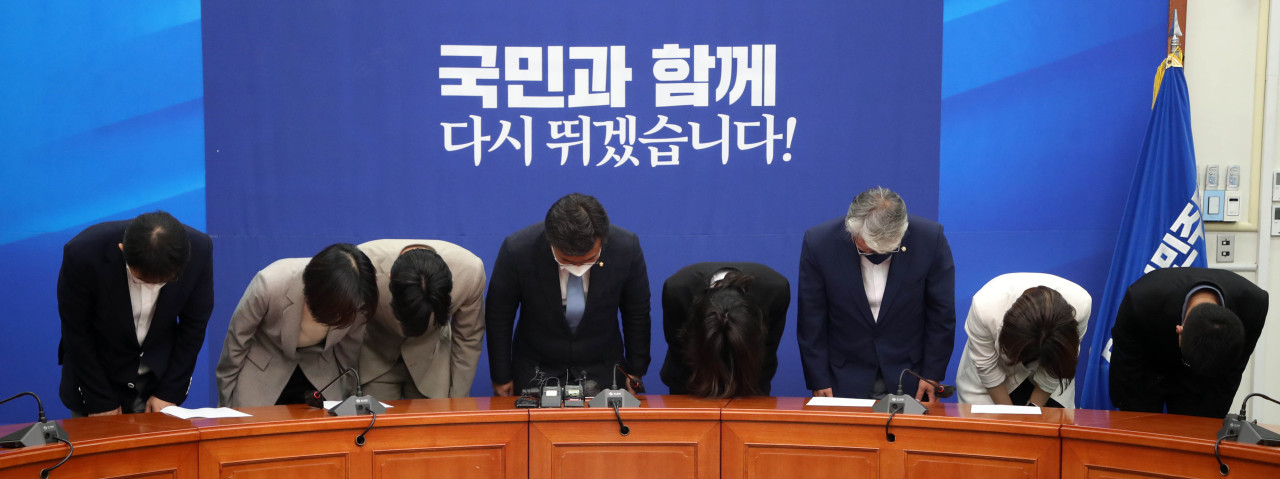 The Democratic Party of Korea’s emergency steering committee co-chairs, Yun Ho-jung (fourth from left) and Park Ji-hyun (fifth from left), bow as they announce their resignation at the National Assembly, taking responsibility for the party’s defeats in the local elections. (Joint Press Corps)