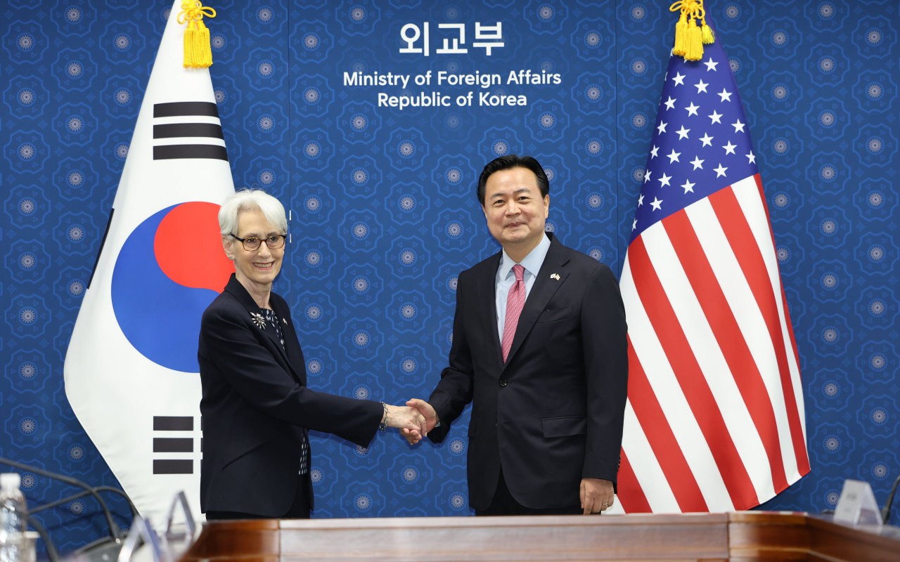 South Korea's Vice Foreign Minister Cho Hyun-dong (R) shakes hands with US Deputy Secretary of State Wendy Sherman during a meeting at the ministry's building in Seoul on Tuesday. (Yonhap)
