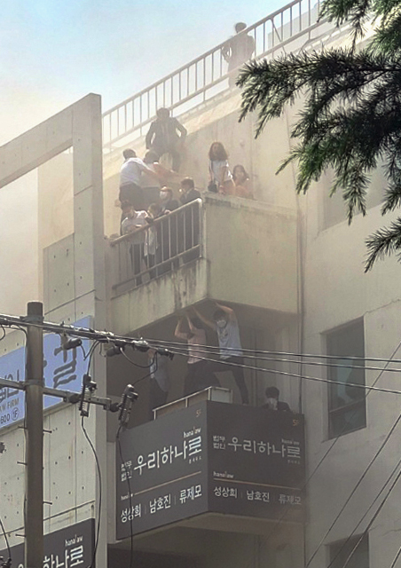 People wait for rescue at an office building in Daegu on Thursday. (Yonhap)