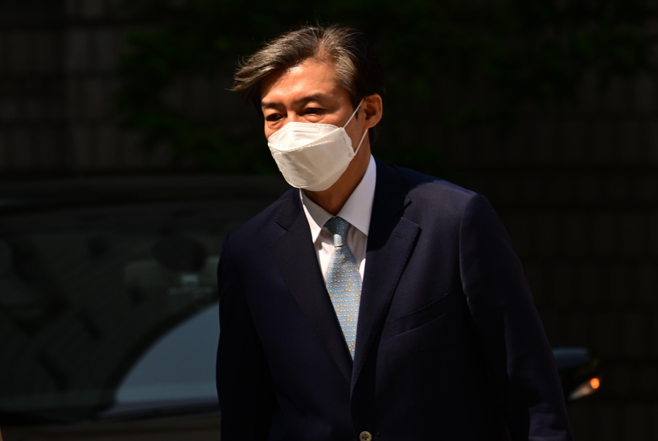 Cho Kuk, who served as Moon Jae-in administration’s justice minister in 2019, arrives at court to attend trial on June 3. (The Korea Herald)