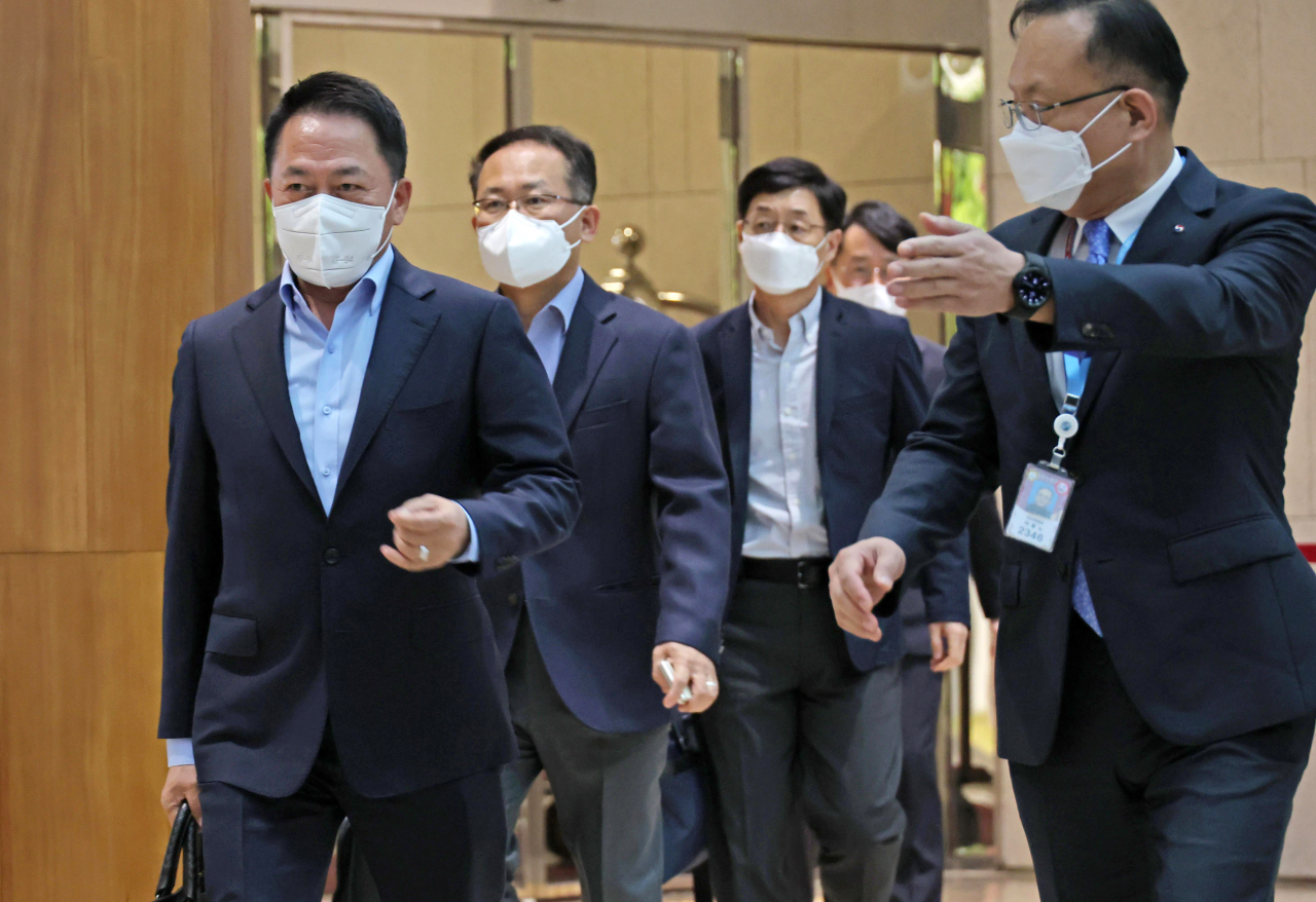 Samsung SDI CEO Choi Yoon-ho (left) arrives at Seoul`s Gimpo Airport to depart for a business trip to Europe on June 7. (Park Hae-mook/The Korea Herald)