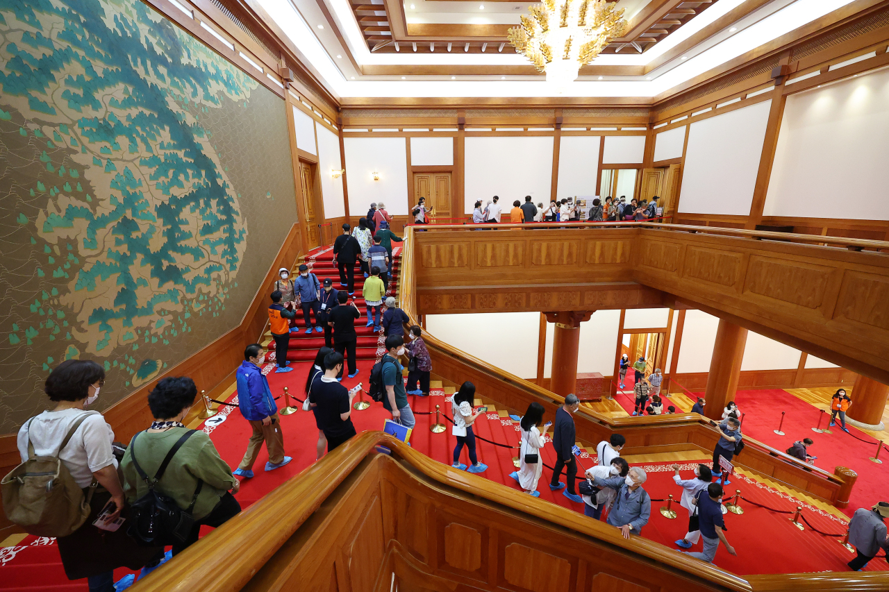 Visitors look around the main building of Cheong Wa Dae on May 26. A painting of the Korean Peninsula is hung on the wall. (Yonhap)
