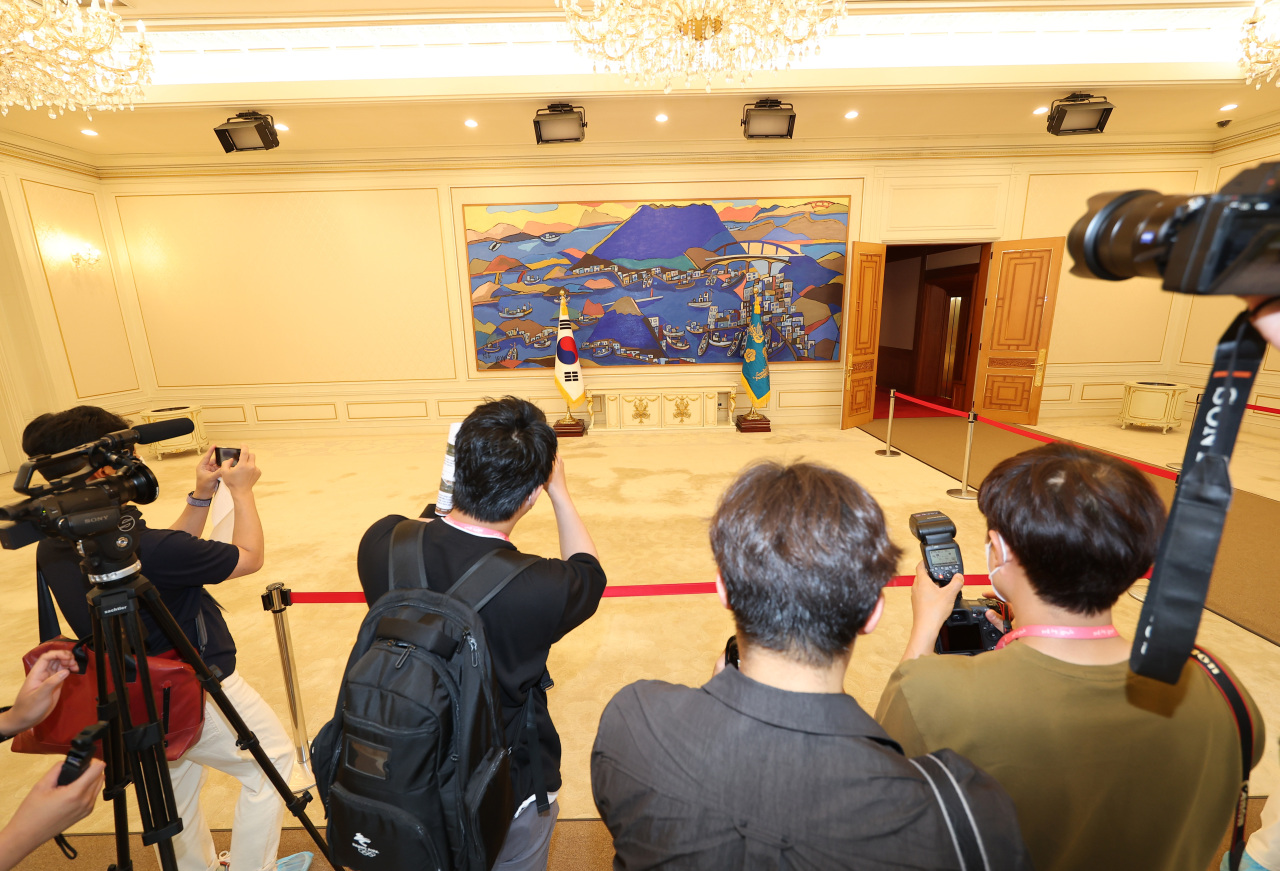 Reporters visit a room in Cheong Wa Dae on May 25 where Jeon Hyuk-lim’s “Port of Tongyeong” is on display. (Yonhap)
