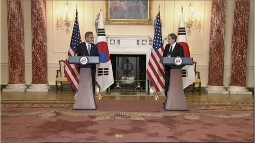 South Korean Foreign Minister Park Jin (L) and US Secretary of State Antony Blinken are seen holding a joint press conference after their meeting at the state department in Washington on Monday in this image captured from the website of the state department. (Yonhap)