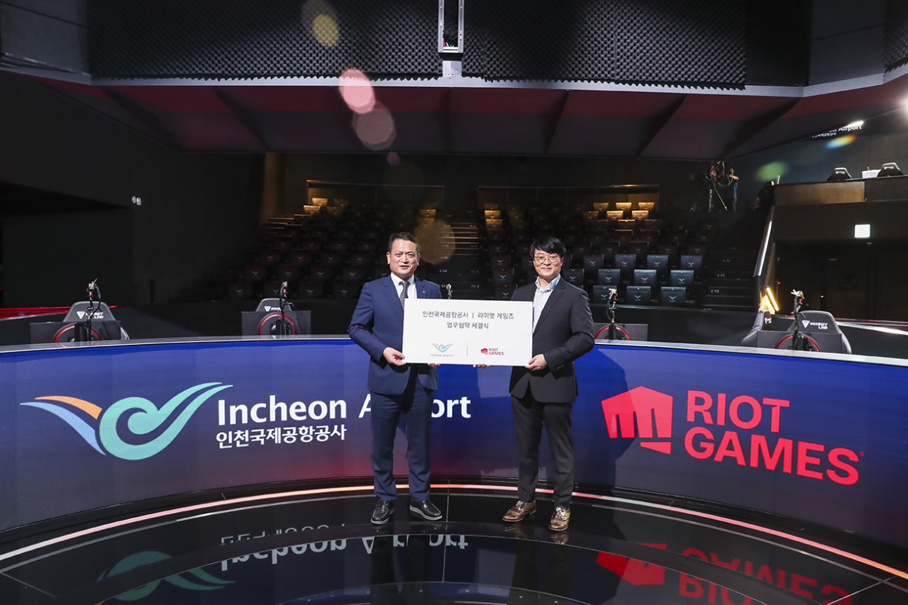 Incheon International Airport Corp. President Kim Kyung-wook (left) and Riot Games Korea CEO Jo Hyuk-jin pose for photos after signing an agreement on Monday at LoL Park in Jongno, central Seoul. (Riot Games Korea)