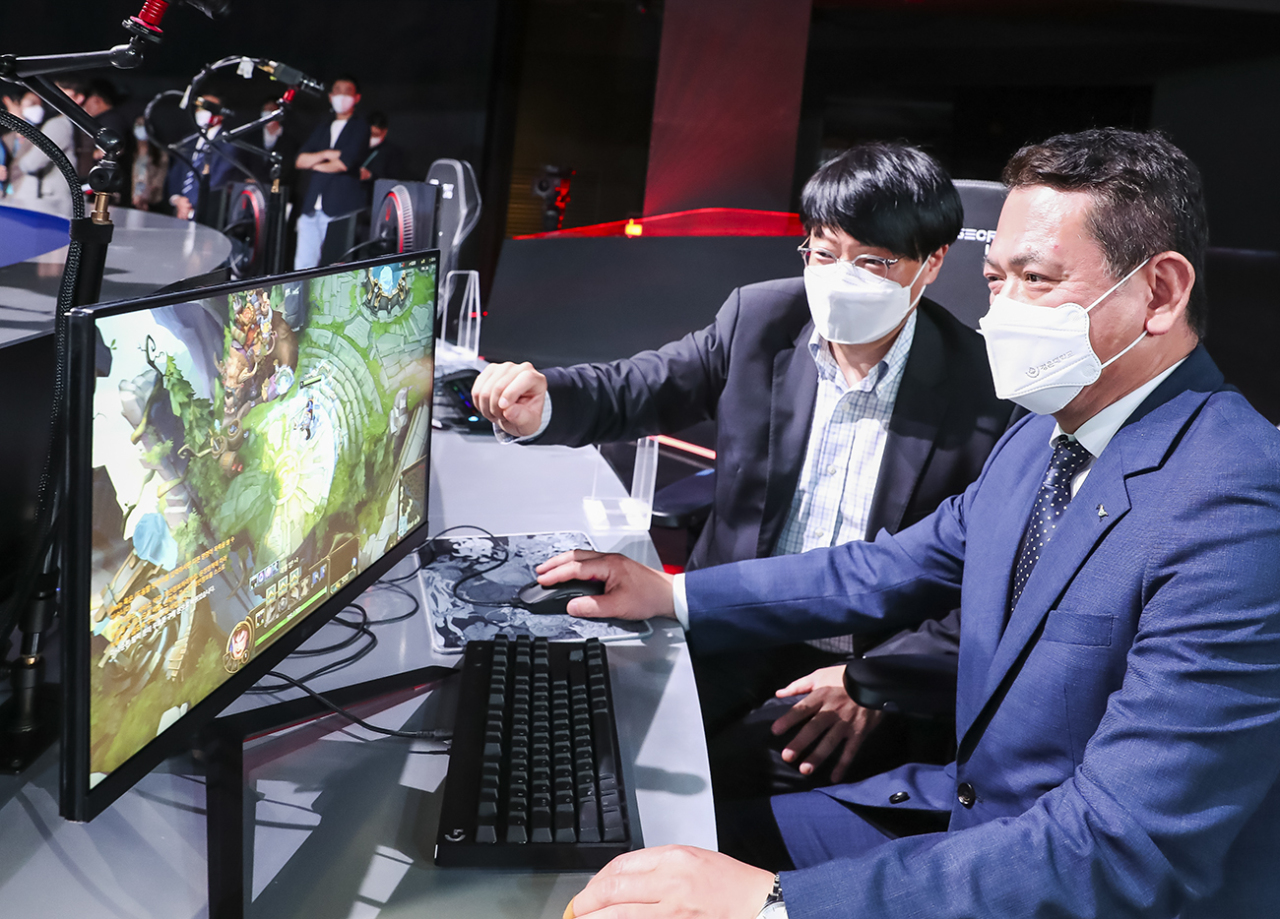 Riot Games Korea CEO Jo Hyuk-jin (left) introduces Riot Games’ League of Legends to Kim Kyung-wook, the president of Incheon International Airport Corp., at LoL Park in Jongno, central Seoul. (Riot Games Korea)