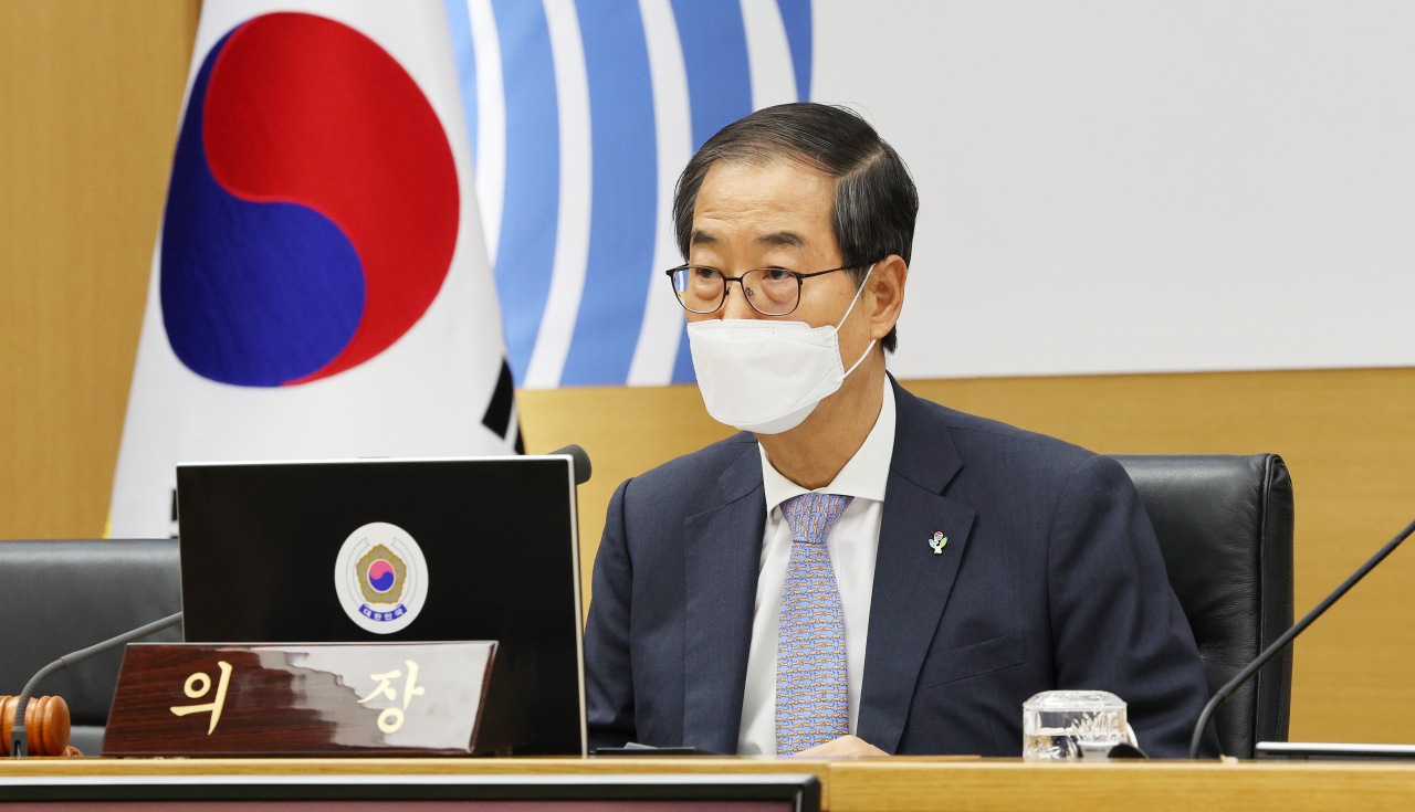 Prime Minister Han Duck-soo speaks at a Cabinet meeting in Sejong on Tuesday. (Yonhap)