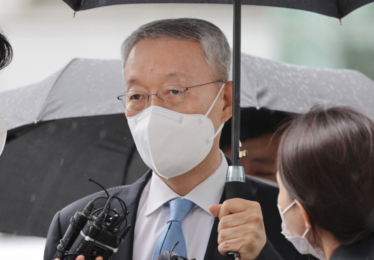 Former Industry and Energy Minister Paik Un-gyu arrives at a Seoul district court on Wednesday, to attend a hearing to review the legality of his detention. (Yonhap)