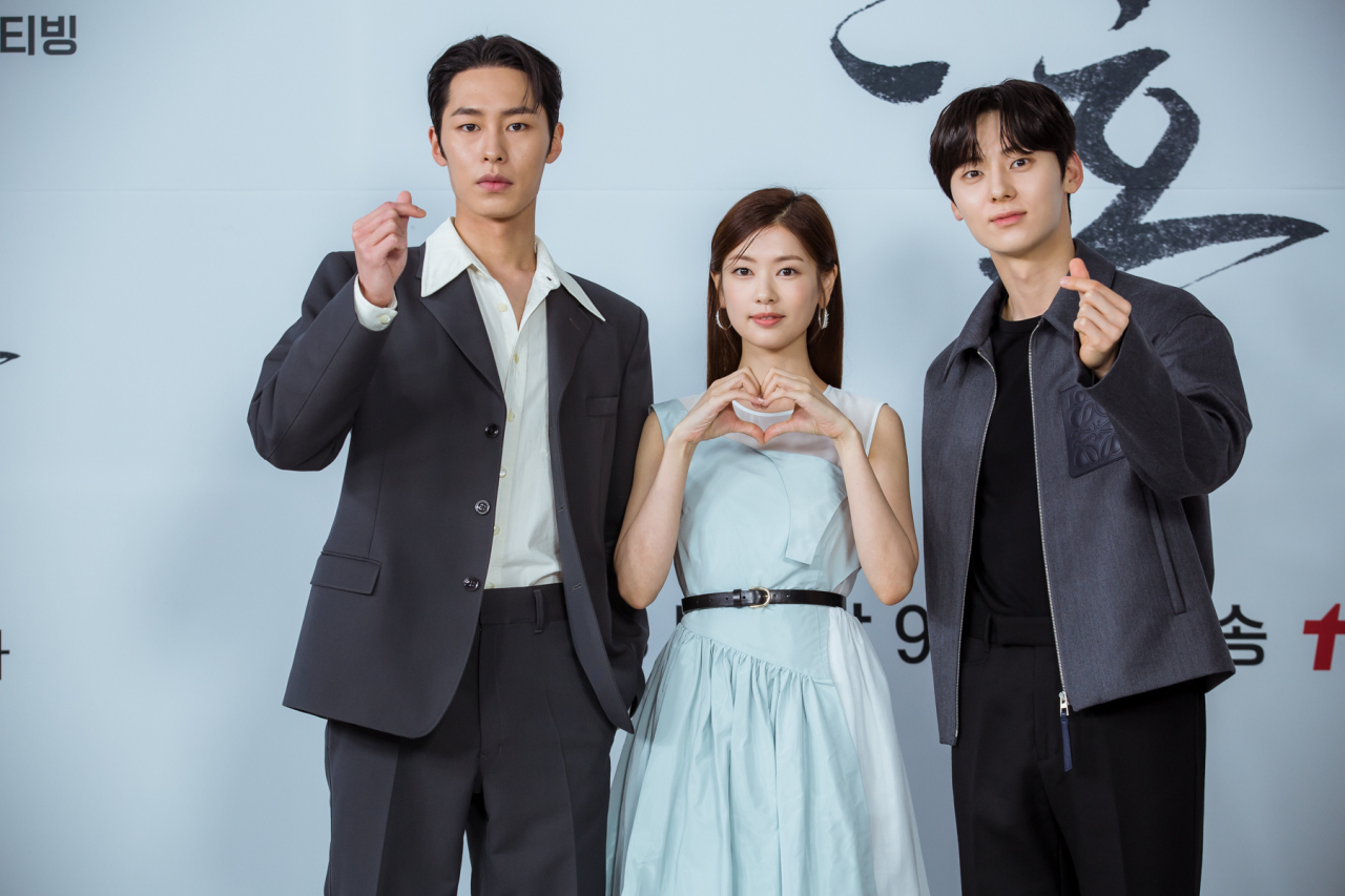 From left: Actors Lee Jae-wook, Jung So-min and Hwang Min-hyun pose for photos before an online press conference Tuesday. (tvN)