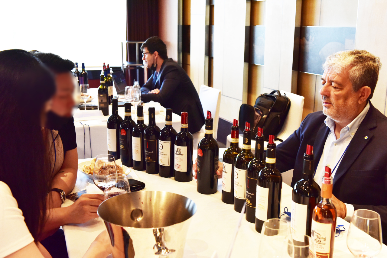 Participants at the 2022 Chianti lovers Asian Tour try sample Chianti wines of different wineries, at the Grand Hyatt Seoul in Seoul, Tuesday. (Kim Hae-yeon/ The Korea Herald)