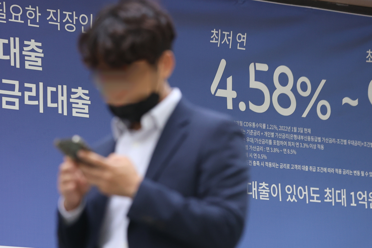 An outdoor sign shows interest rates of loan products from a lender in Seoul, Thursday. (Yonhap)