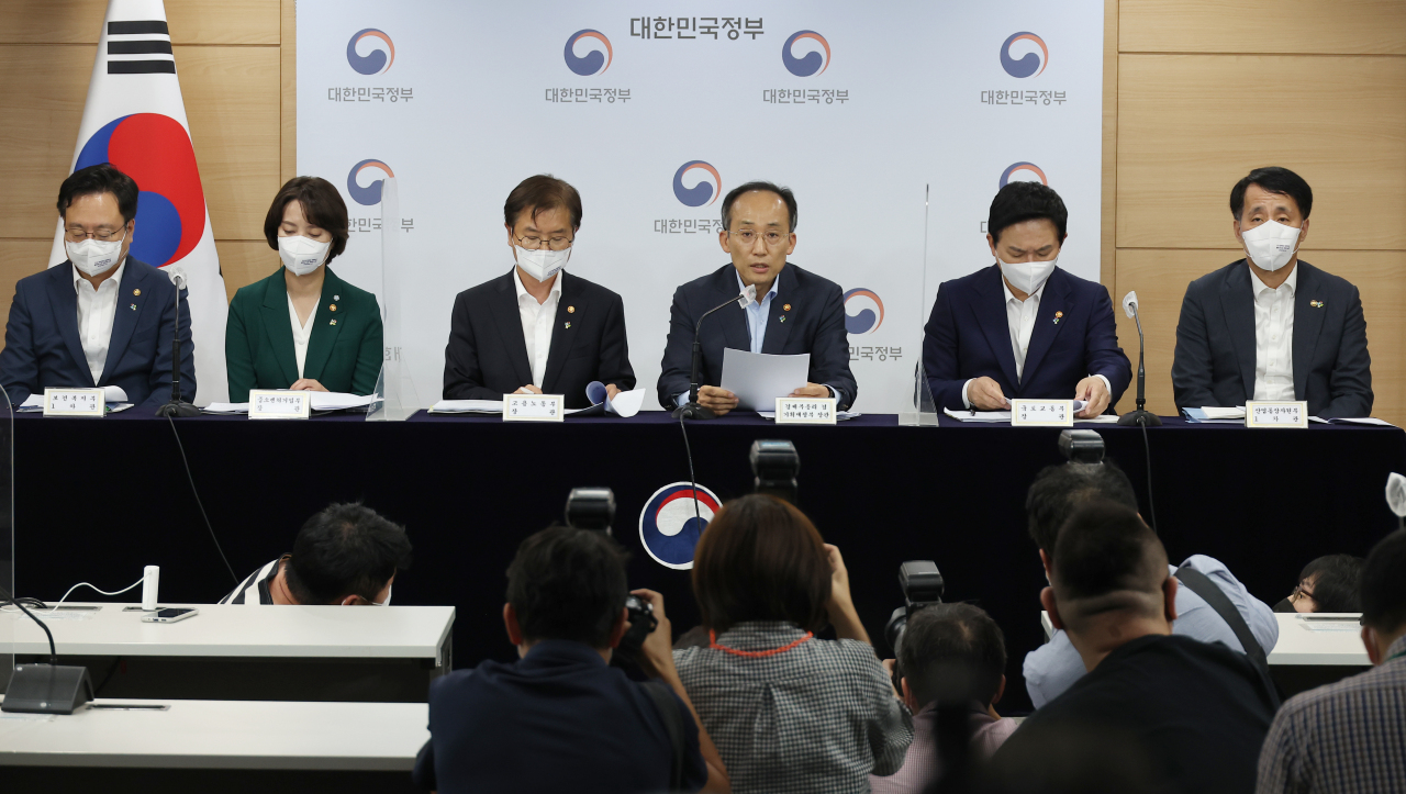 Deputy Prime Minister and Finance Minister Choo Kyung-ho (fourth from left) unveils the economic policy direction of the Yoon Suk-yeol administration at Government Complex Seoul, Thursday. (Yonhap)
